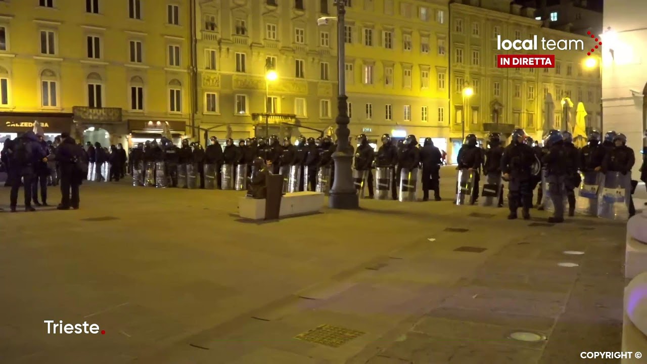 LIVE Protesta No Green Pass a Trieste, Piazza Unità d'Italia blindata: diretta video