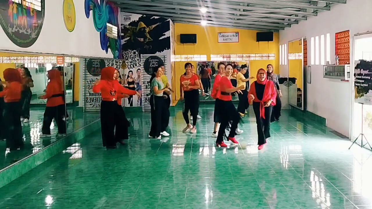 IT'S RAINING - Line Dance | Beginner | Choreo Cecilia M, Fatrauan