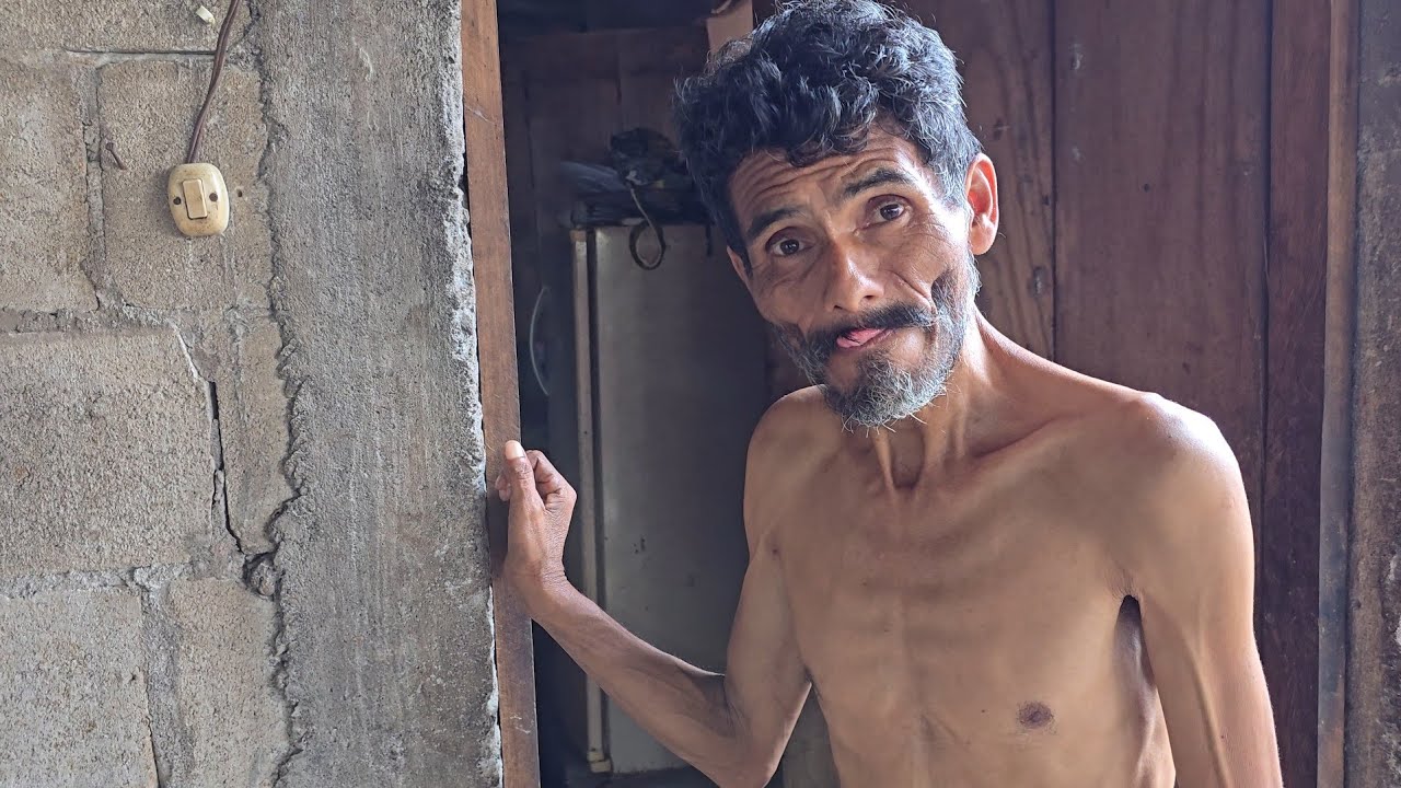 Sin comer por la pobreza. Trabaja pero no le dan sus fuerzas ya que es como un pequeñ0. Abuelitos
