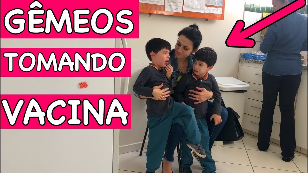 GÊMEOS TOMANDO VACINA