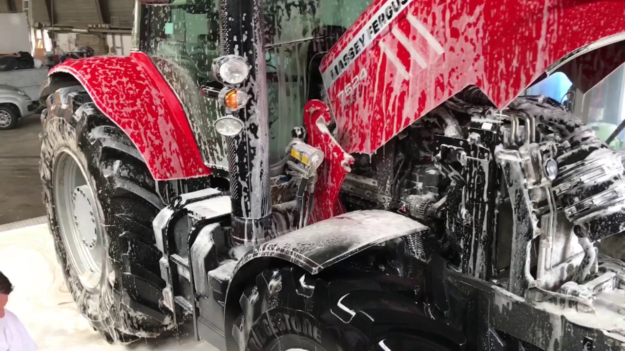 Touchlessly cleaning a Massey Ferguson 7624 / 7600. Beautiful Agri Machine. Tractor of the year 2012