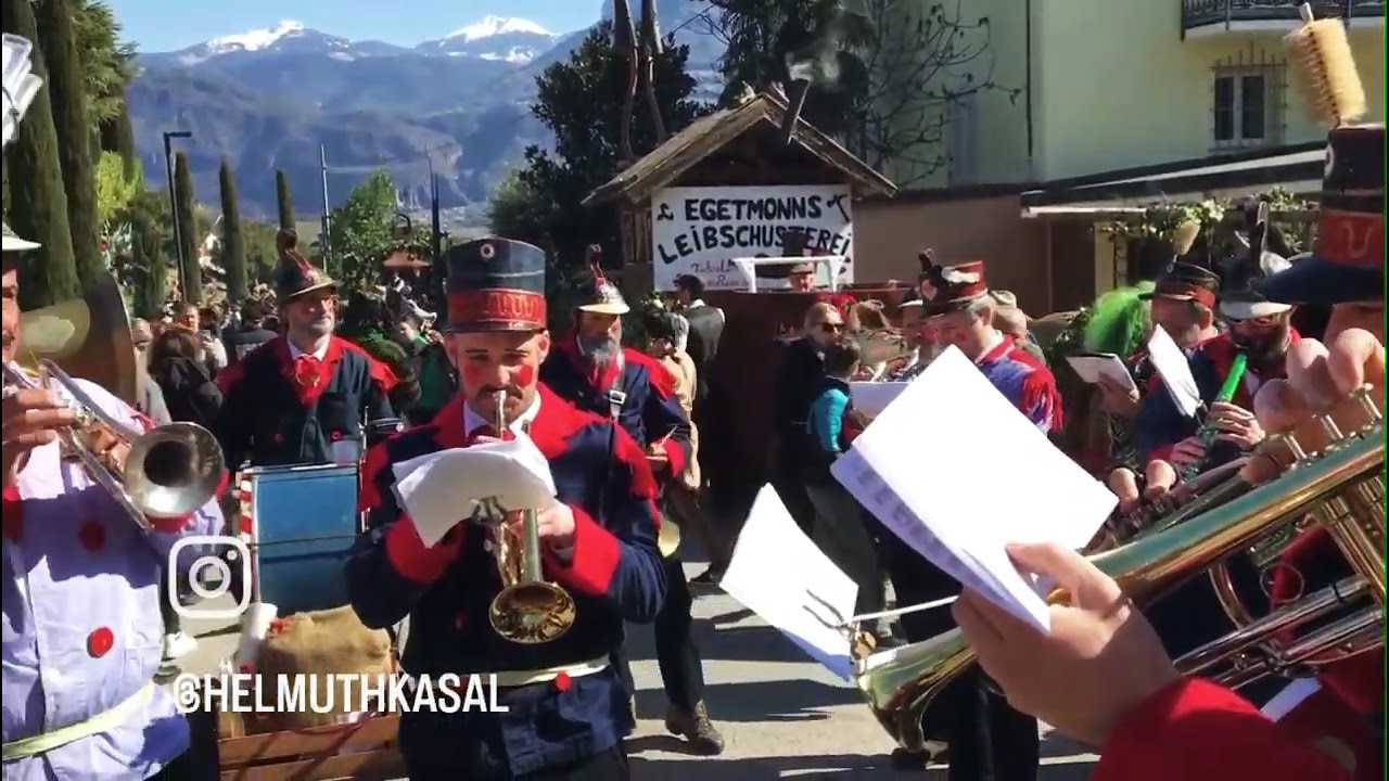 Musik liegt in der Luft. Egetmannumzug!