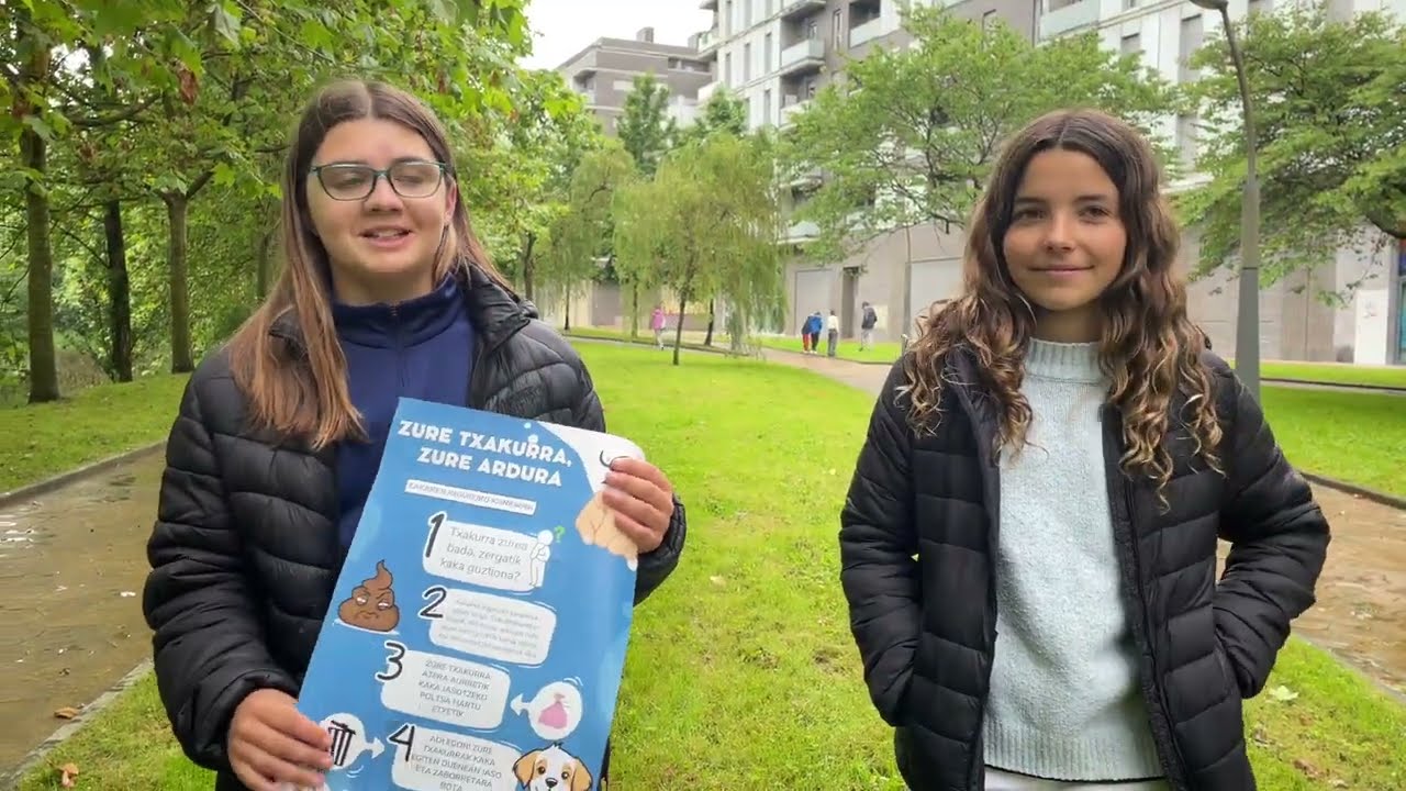 Pasaiako gaztetxoek “Zure txakurra, zure ardura” lelopean kaka kanpaina abiatu dute