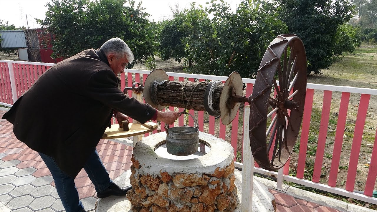 Asırlık Tarım Aletleri ve Ev Gereçlerini İş Yerinde Sergiliyor