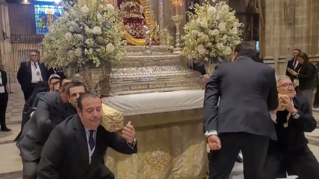 ‼️MOMENTO HISTÓRICO. SETEFILLA ES LEVANTADA EN LA CATEDRAL DE SEVILLA AL CANTO DE SANCTA MARIA ‼️