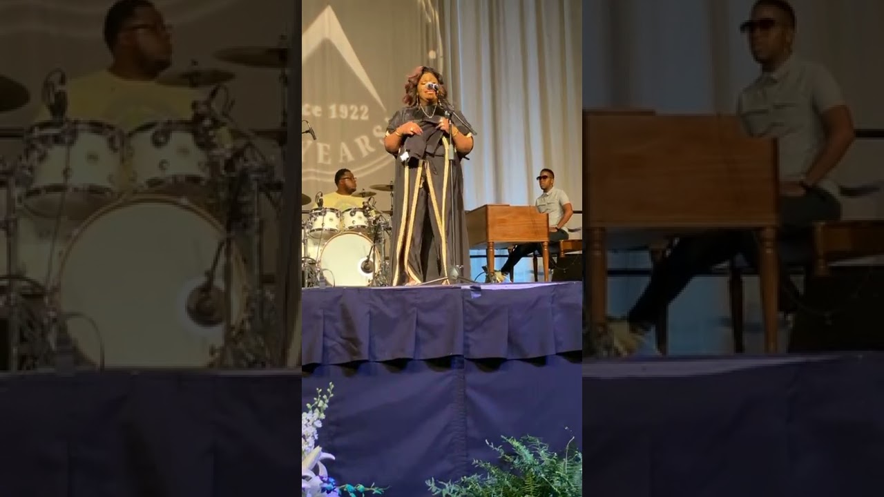 Pastor Kim Burrell sings Medley at church