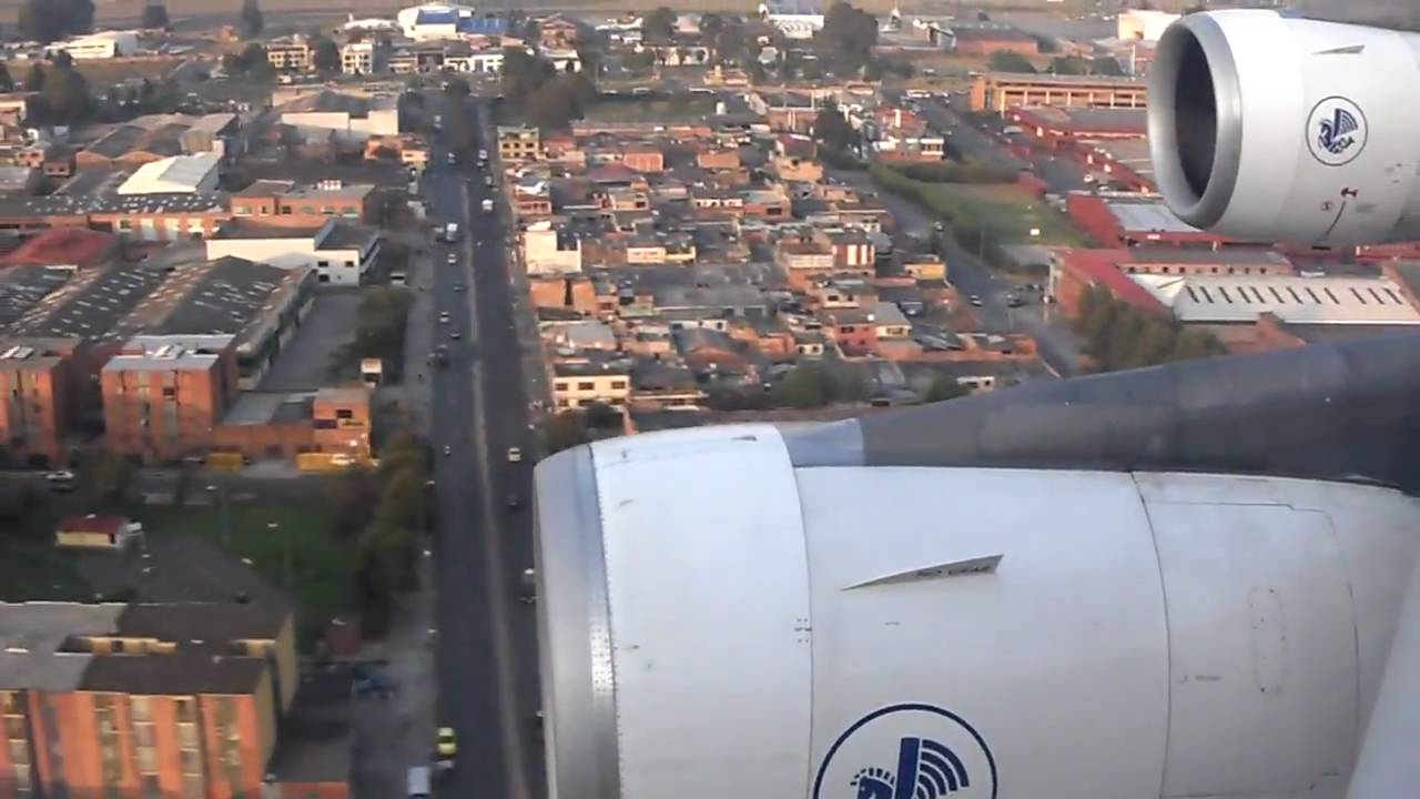 Air France A340 Landing Bogotá (HD video)