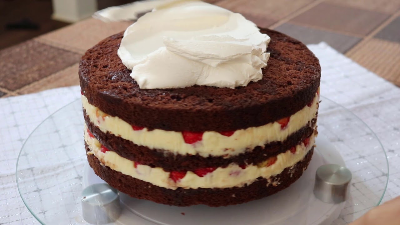 BOLO COM RECHEIO DE CREME BELGA E MORANGOS
