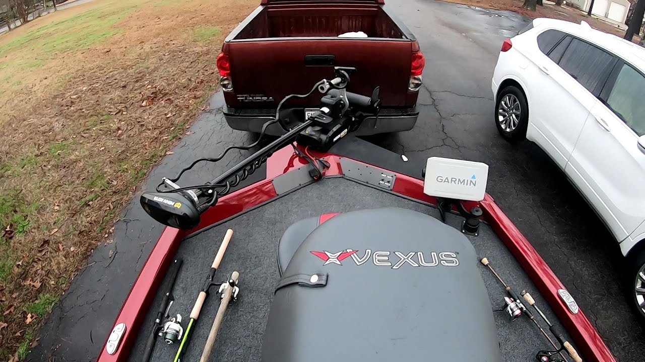 Старый рыбак демонстрирует свою новую лодку Vexus AVX 189C