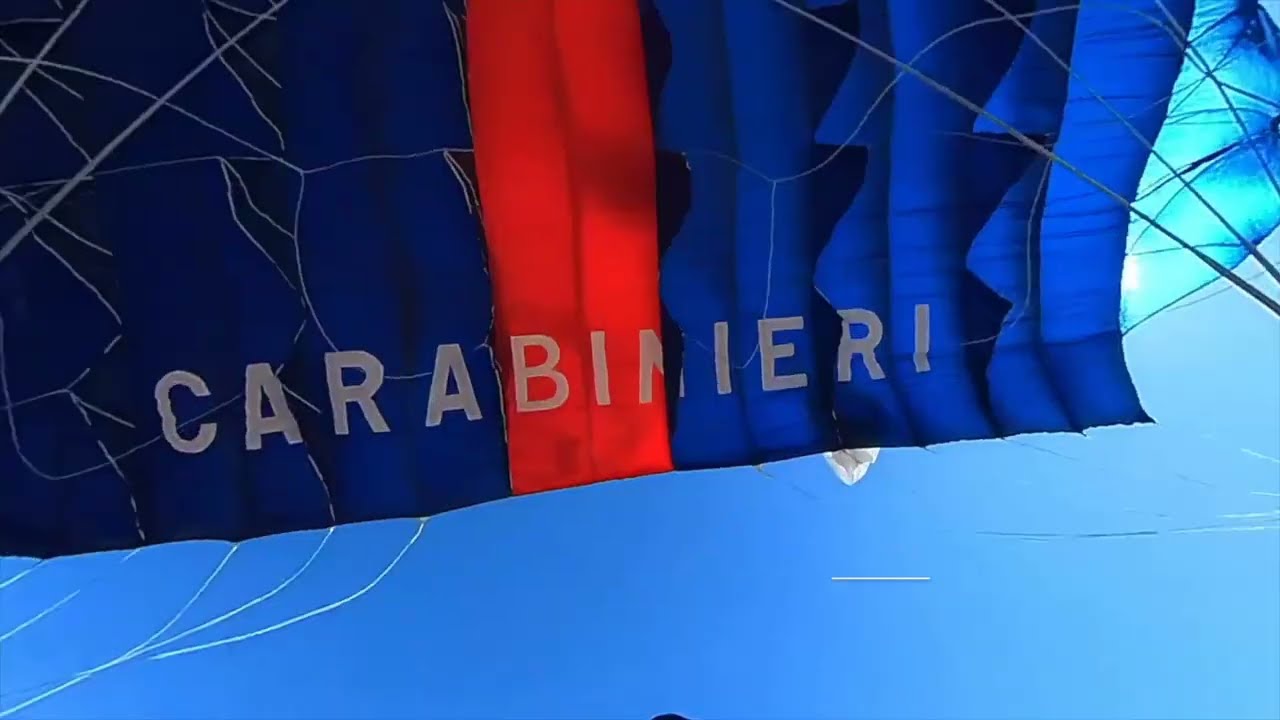 Il lancio dei Carabinieri Paracadutisti in occasione della Stramilano