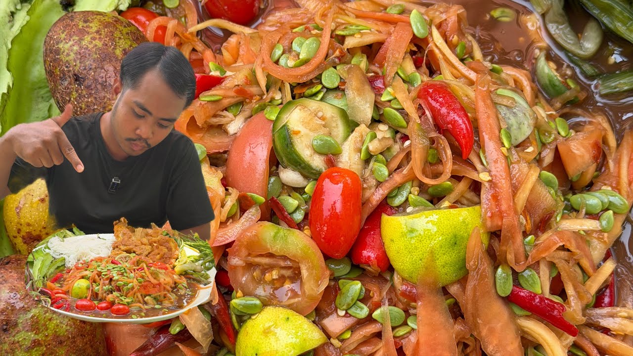 ส้มตำกินกับไข่เจียวขนมจีน
