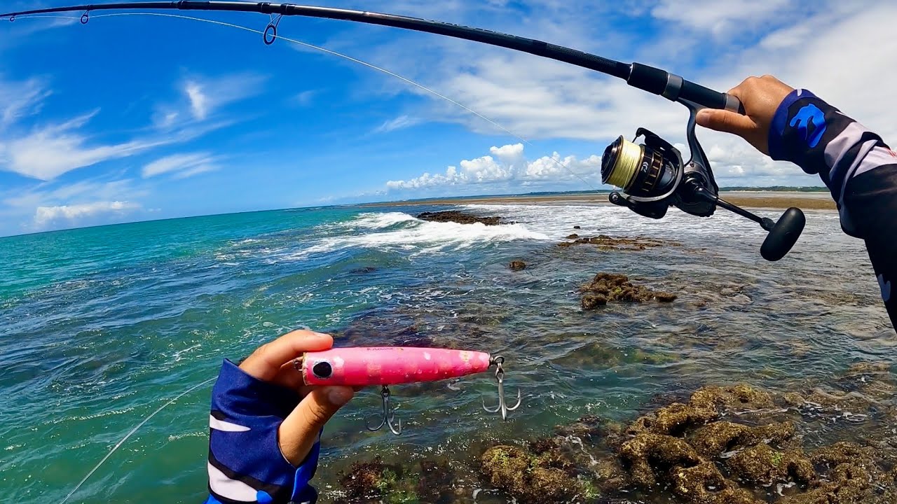 PESCANDO DE CIMA DAS PEDRAS NO MEIO DO MAR! Popper Rockfishing Extreme.