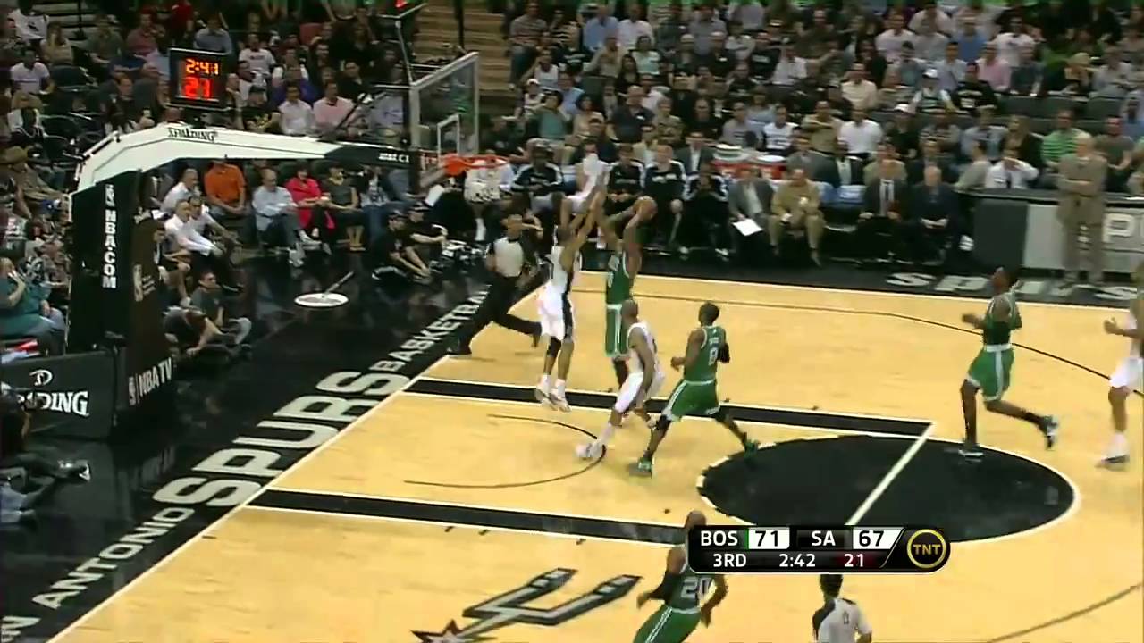 Rondo (fast)breaks Spurs defence