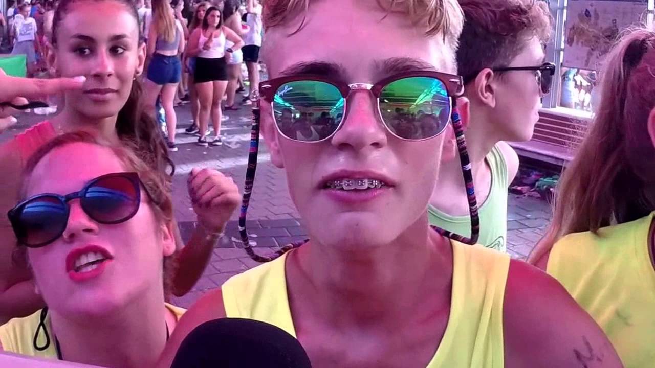 Feria de Álora [15]: Antonio el Potoño y las niñas de la Cuesta en busca del cámara del año pasado