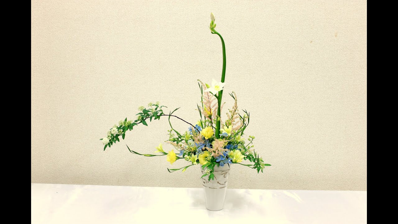 月刊フローリスト2014年6月号掲載作品 How to Do 画「ユーチャリスとコデマリのアレンジメント」~ How to make the flower arrangement.