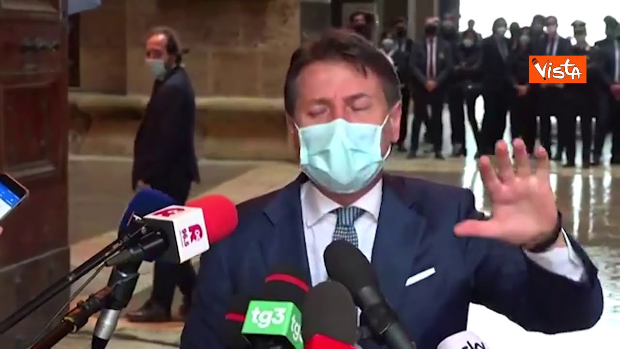 Conte litiga con un giornalista che continua a interromperlo: 
