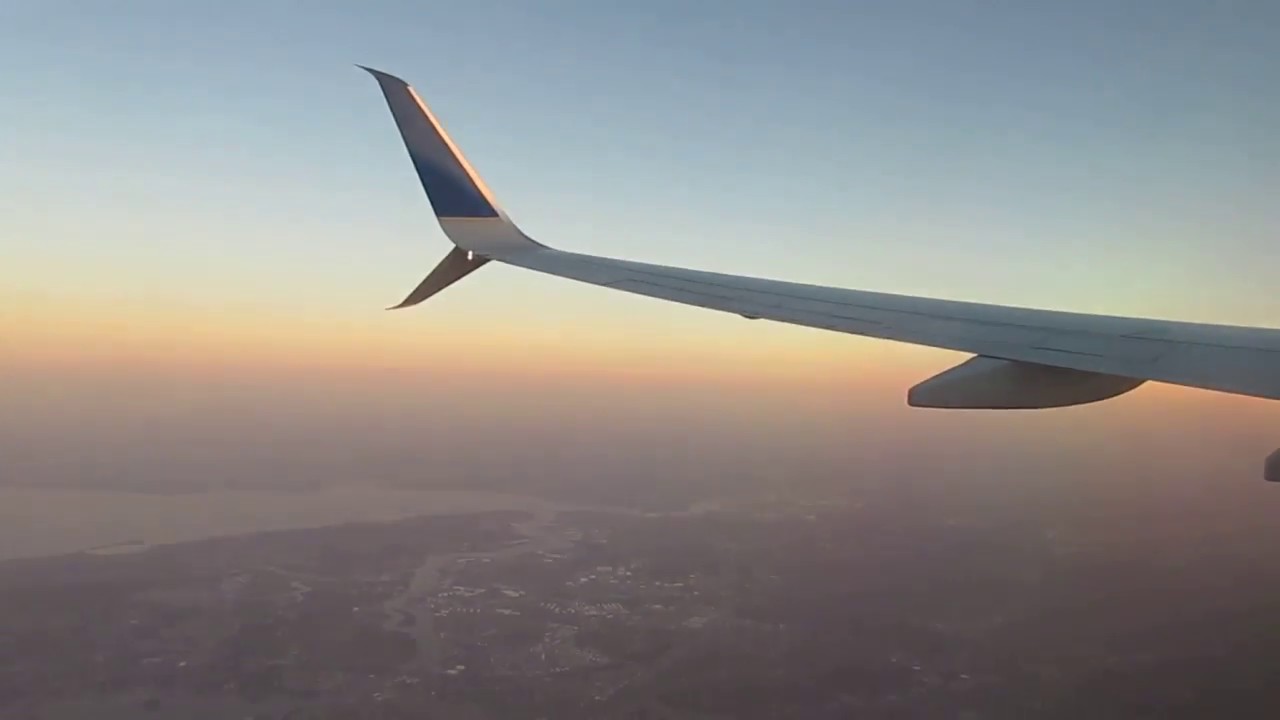 United Airlines (UA1109) Boeing 737-800 split-scimitar winglets takeoff from LaGuardia Airport (LGA)