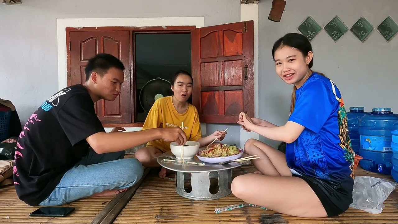 เอื้อยครีมสาวลาว19กับสาวทานตำตีนไก่
