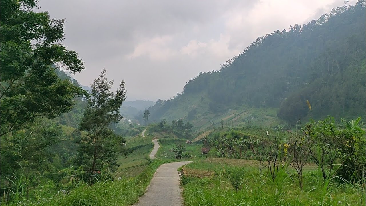 Luar biasa indah pemandangan alamnya di kampung tersembunyi ini,suasana pedesaan,hidup di desa