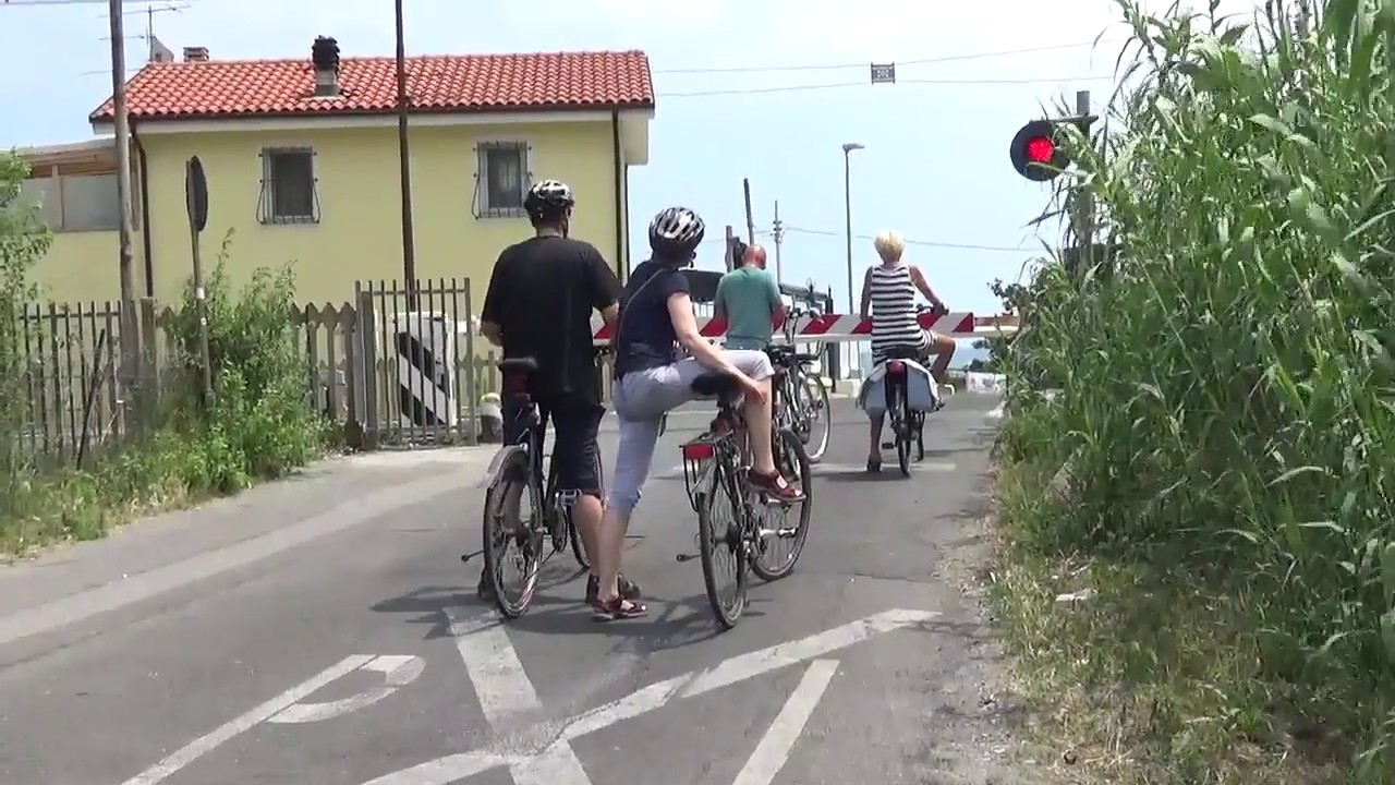 Treni al passaggio a livello di Albenga sulla Genova-XXMiglia 22-6-2018