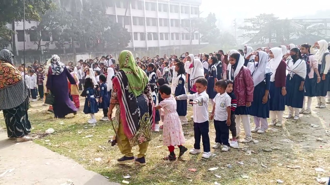 সামনে ছোট জ্যাকেট পরা মেয়েটা দেখছি ওটা আমি একমাত্র মেয়ে দেখুন পিটি করছি খুব জ্বর লাগছে বসে ভিডিওট