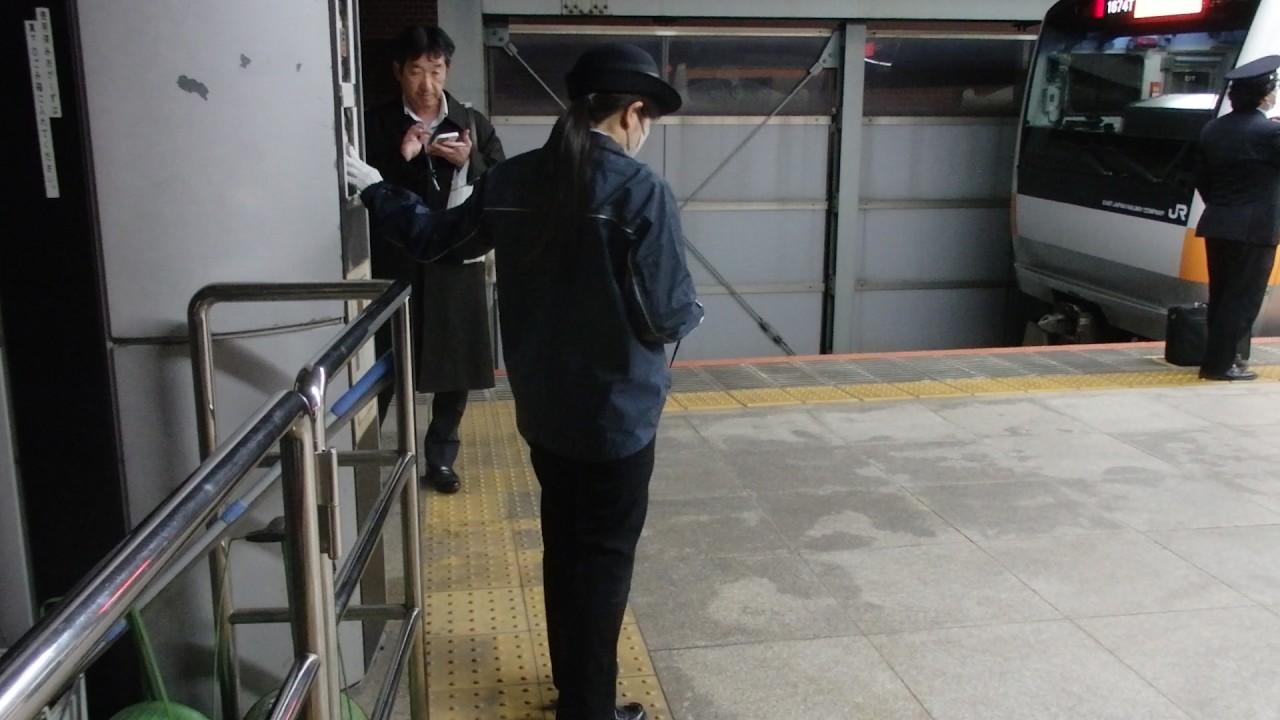 中央線東京駅での女性車掌動作RT２