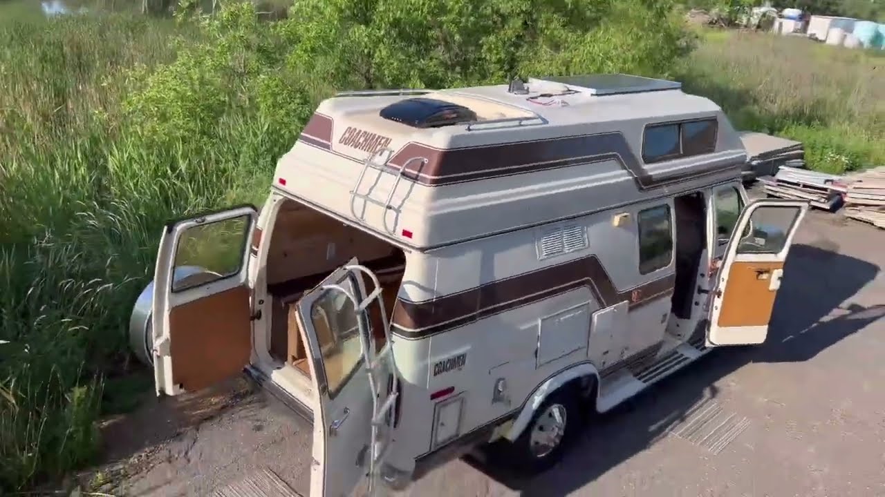 Винтажный Ford Coachman 1991 года, модернизированный для кемпинга вдали от цивилизации