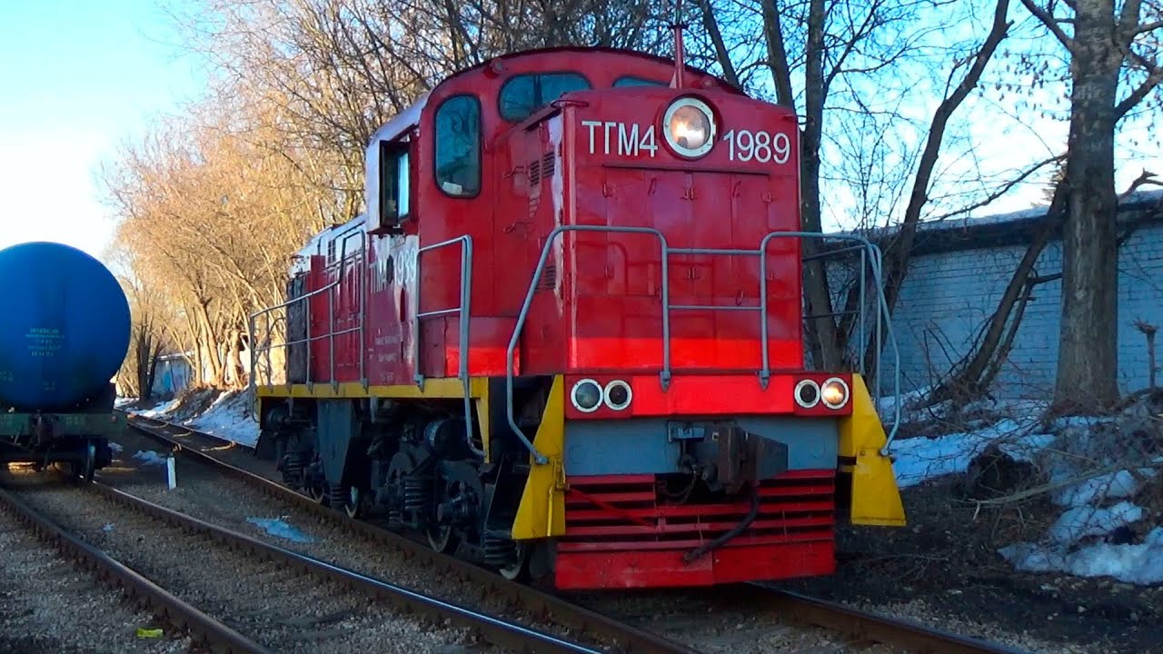 Маневровые работы тепловоза ТГМ4-1989 едет на прицепку вагона