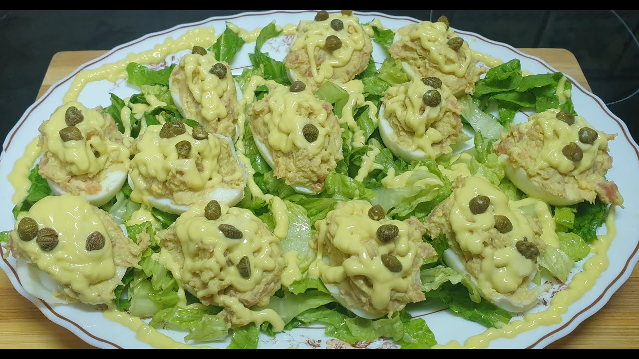 Huevos rellenos de salmón y aguacate.  Eggs stuffed with salmon and avocado