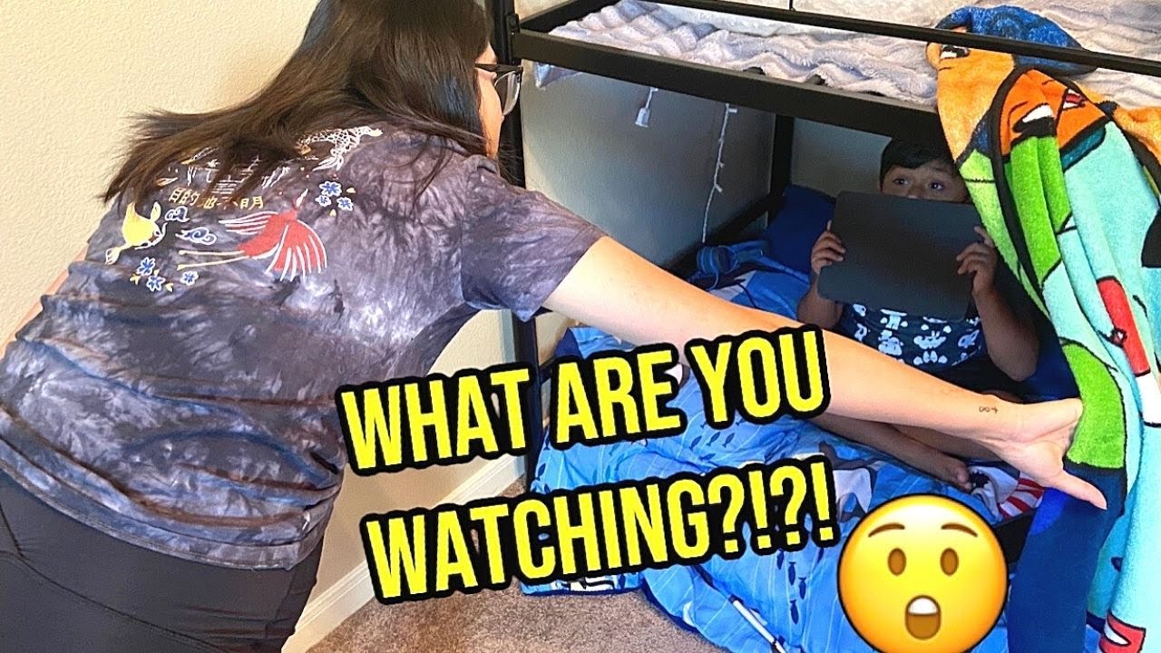 GETTING CAUGHT WATCHING SOMETHING I'M NOT SUPPOSED TO PRANK ON MY MOM!