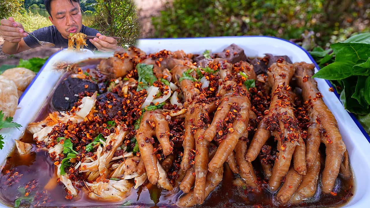 Отварите измельченную куриную лапшу, куриные ножки, куриные ножки, плотно уложите, выпейте сладки...