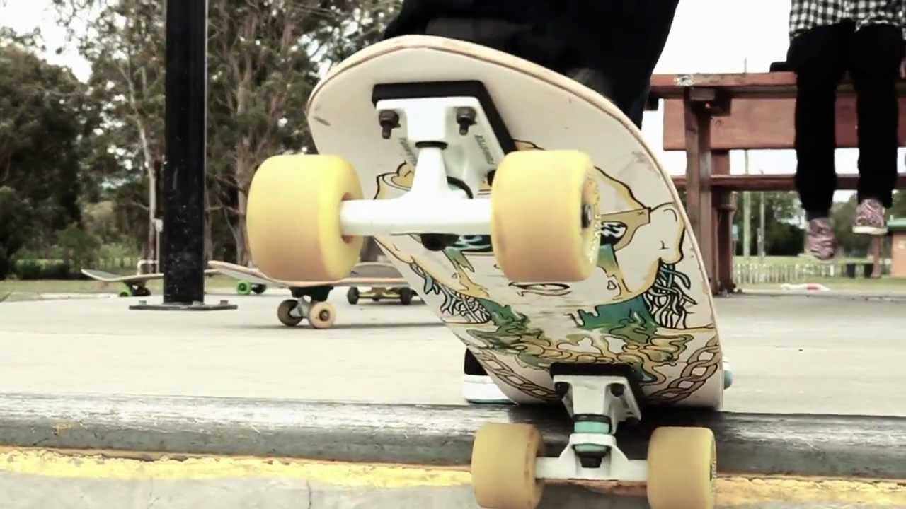 Sidewalk Surfing in Byron Bay