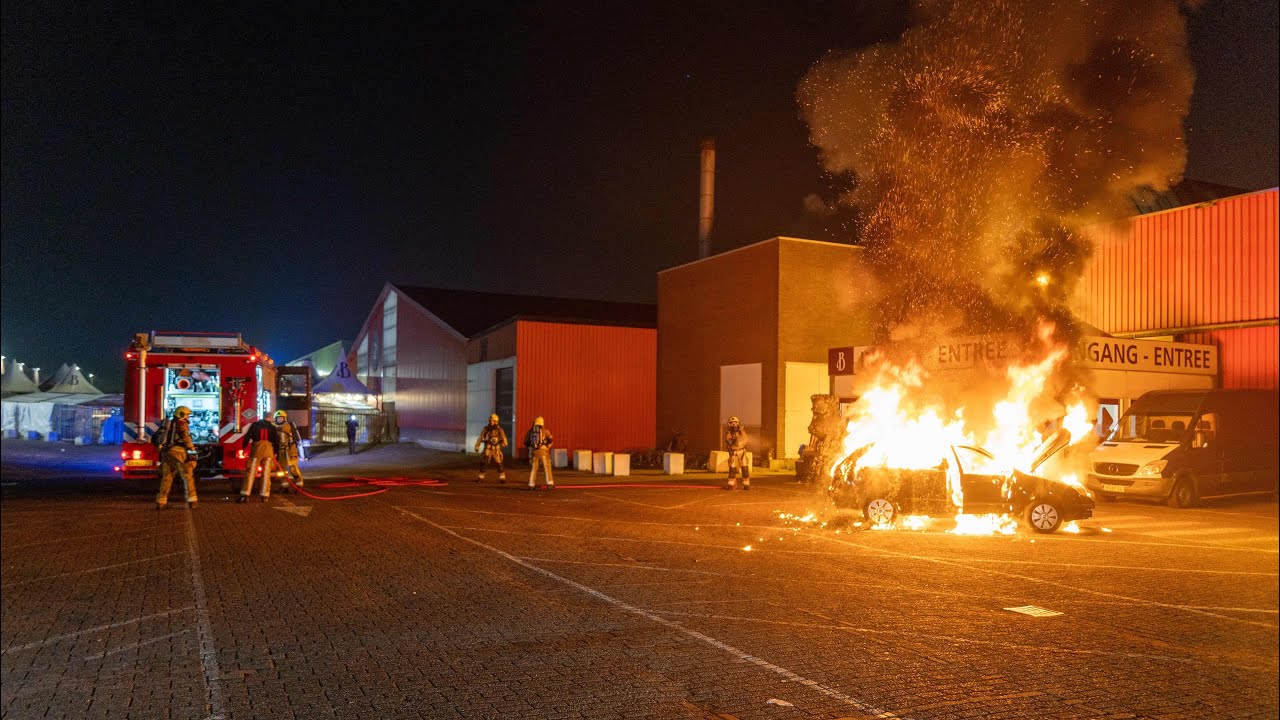 Auto brandt uit op parkeerplaats van Beverwijkse Bazaar