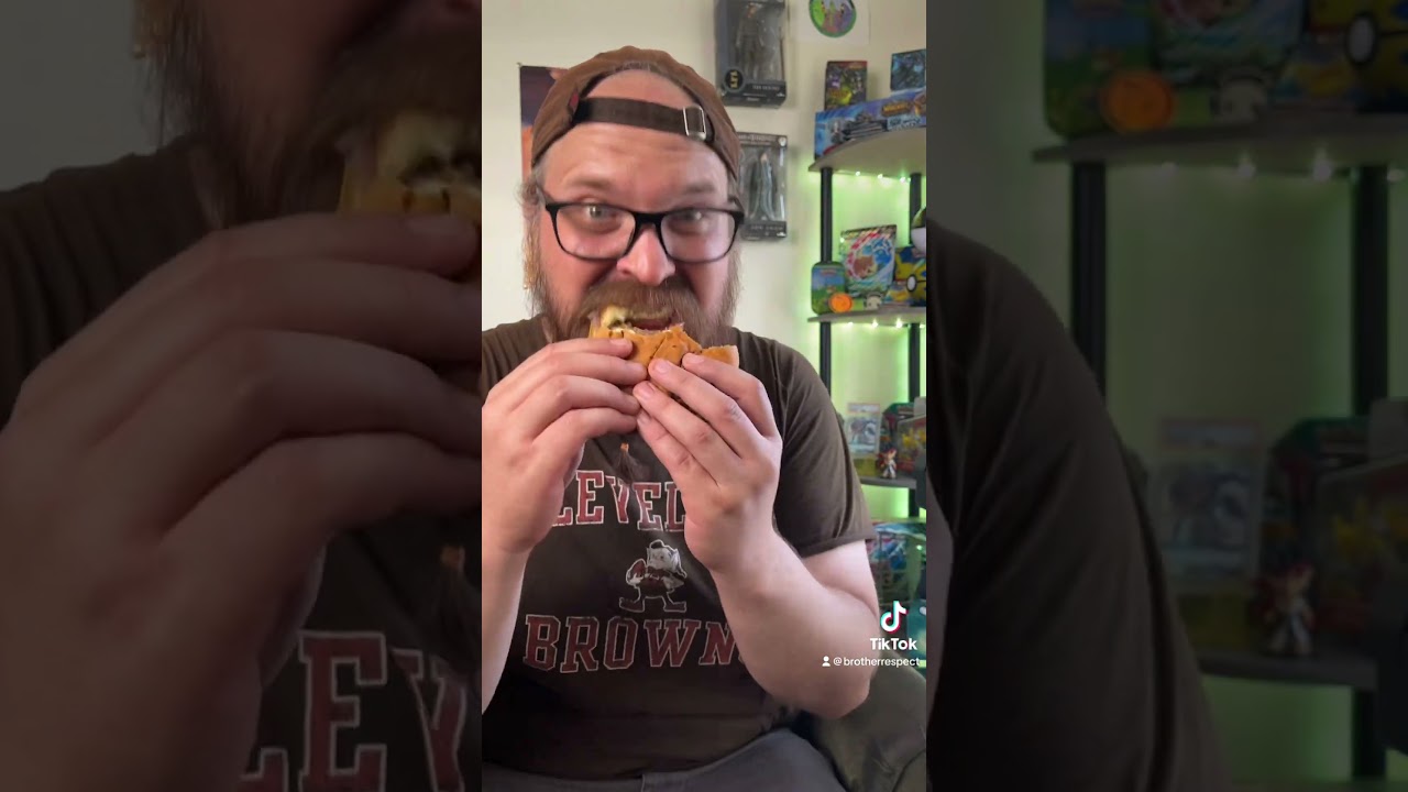 Arby&rsquo;s Roast Beef and Cheddar sandwich food review!