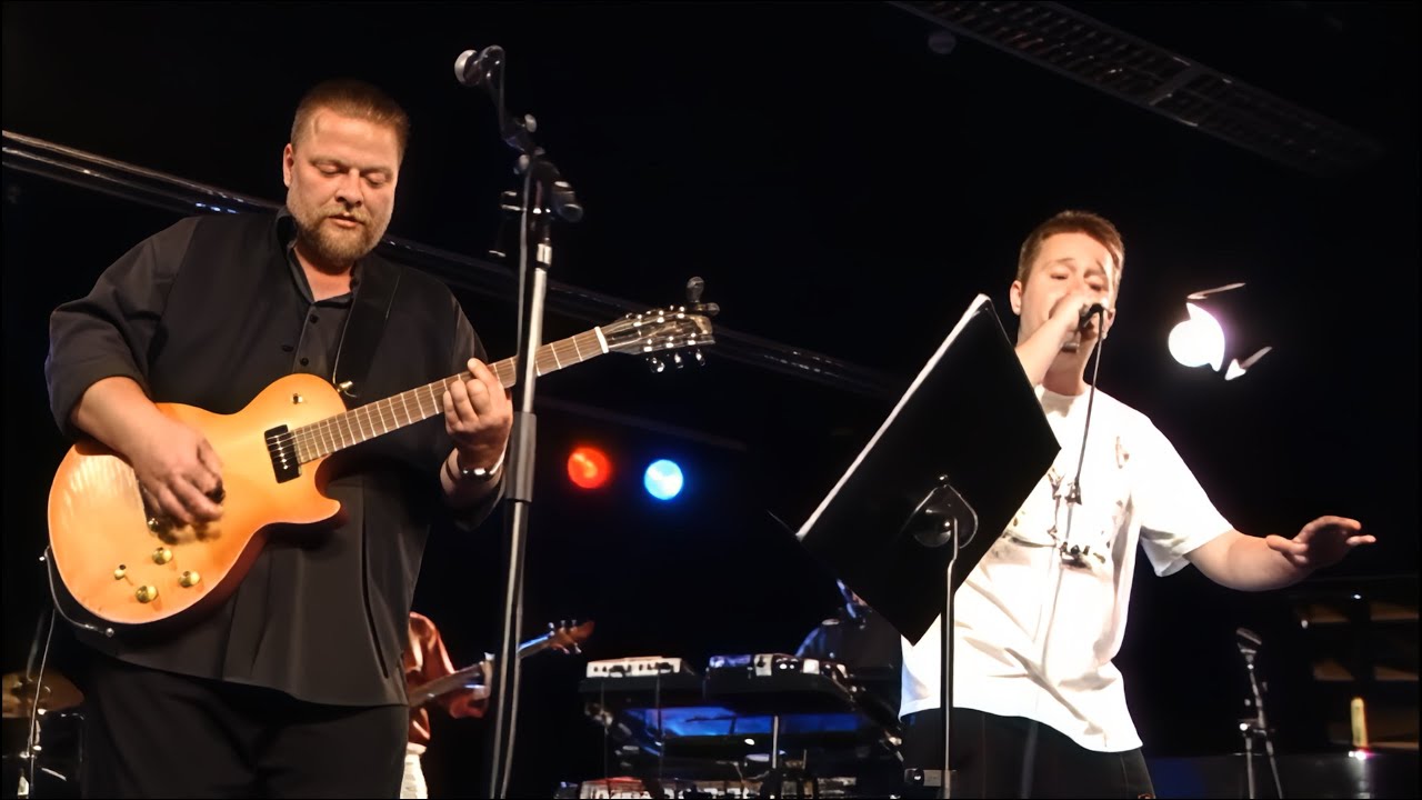 Ismerős Arcok és FankaDeli - Ennyi (Élő - 2013)