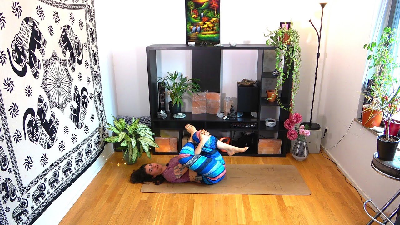 Supta kapotasana - Reclined pigeon pose explained (SQ1-pose8) - Natural Yoga With Alis