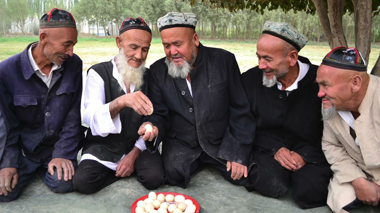 Men Dostlar Bilen Bille - Eziz Muhemmet | Uyghur Song (English Subtitles)