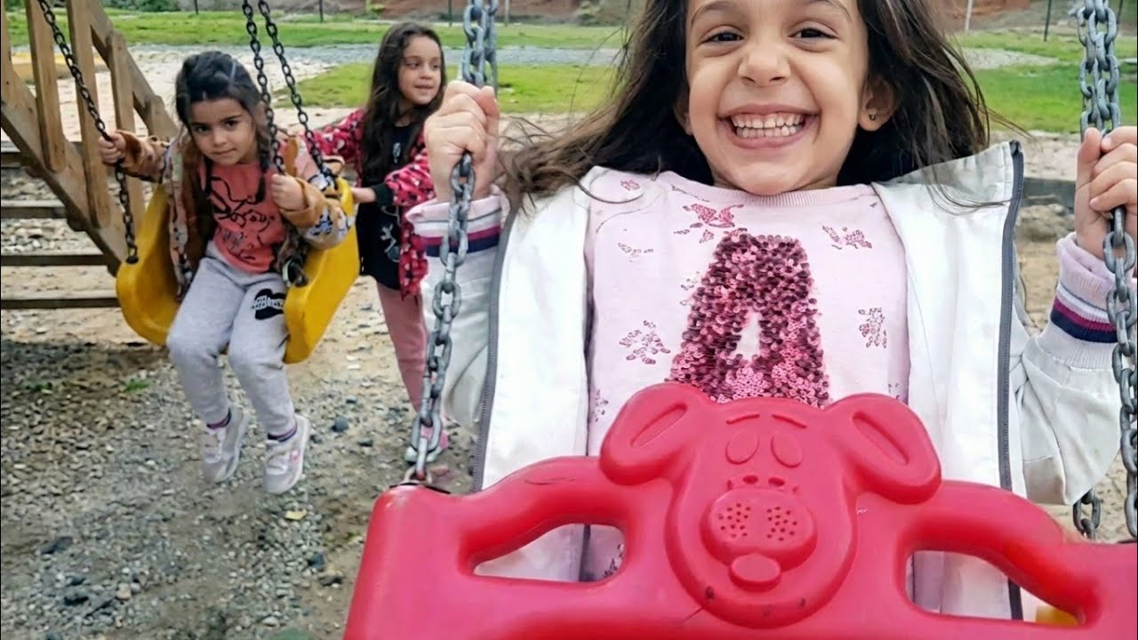 Liya ve Nira ve Zeliş Oyun parkında Eğleniyor - Oyun Zamanı!