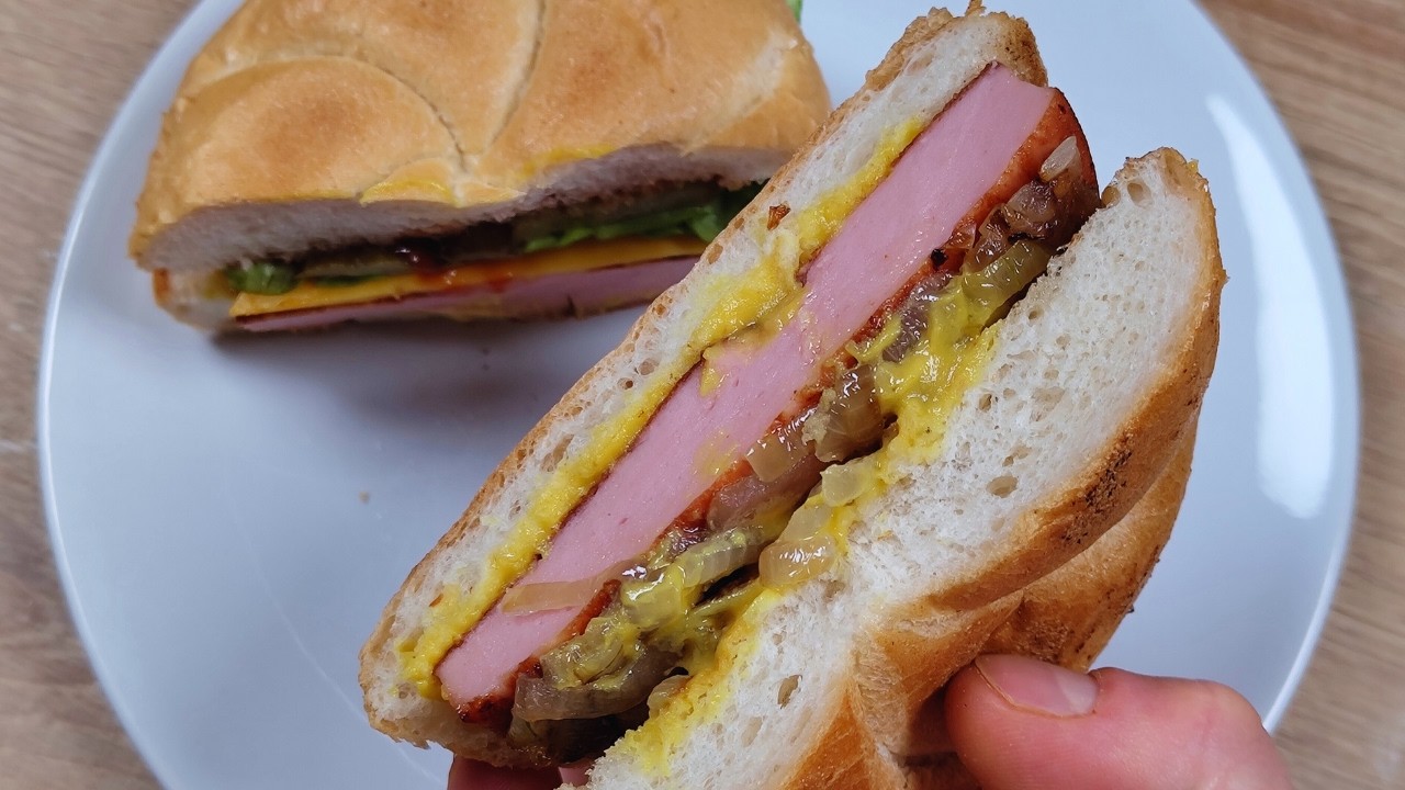 Dawny klasyk: burger z mortadeli w kajzerce