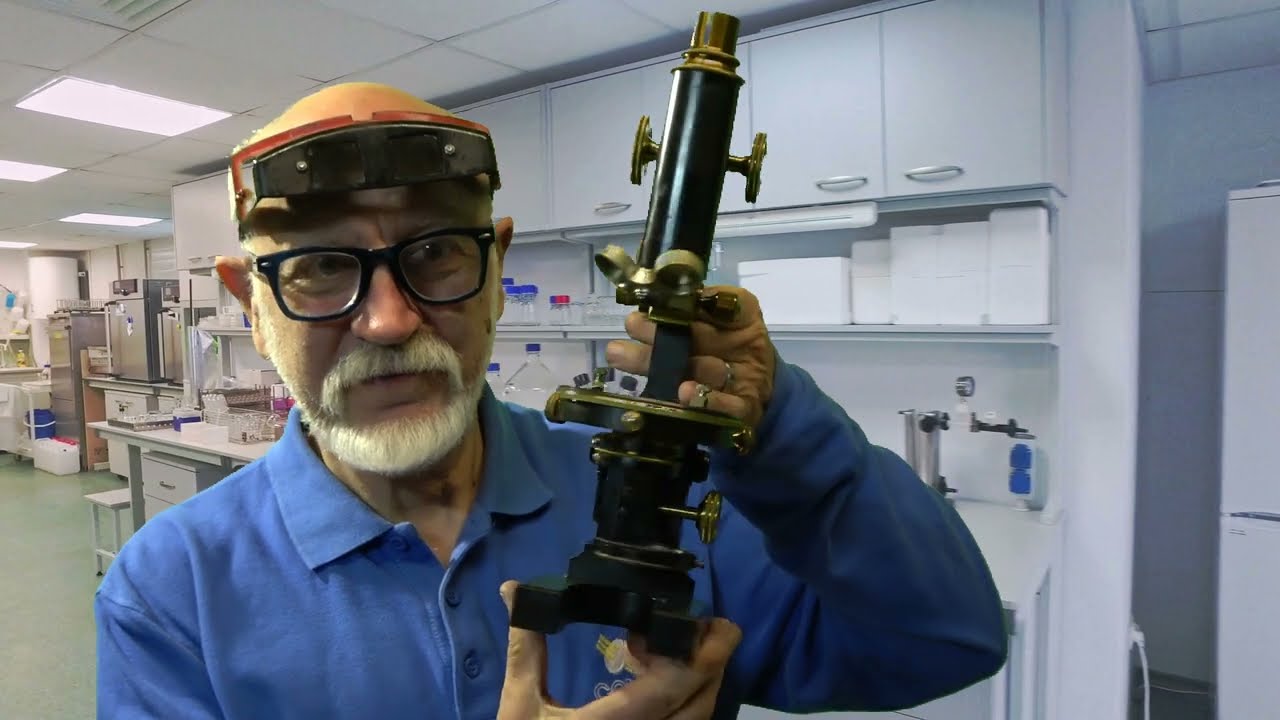 Manutenzione antico microscopio Koristka dell'istituto ottico meccanico Milano
