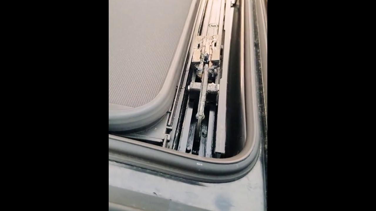 Mercedes CLA 250 sunroof not closing