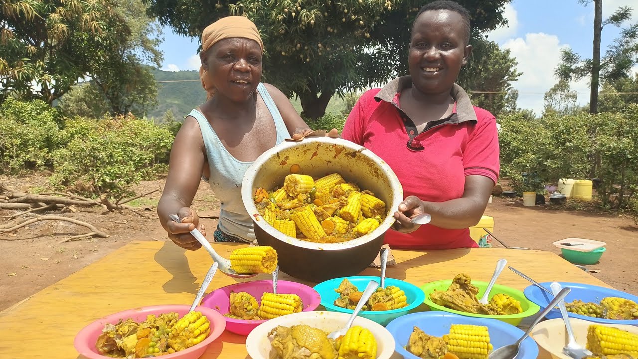 Village life Africa 🌍, unbelievable cooking 🔥 chicken, green maize 🌽,peas,and vegetables in one pot 
