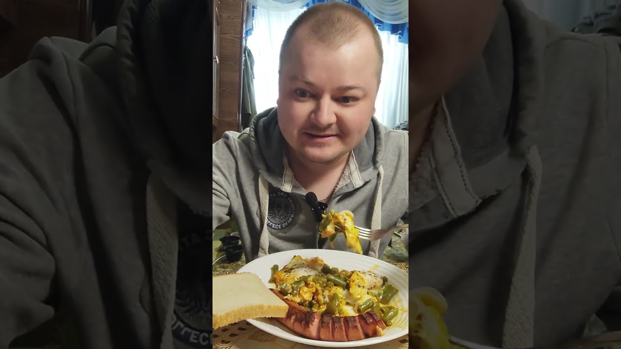Мукбанг: Яичница с фасолью и сосиской | Простой домашний завтрак