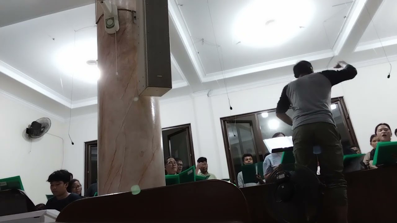 latihan lagu pembawa damaiMu lingkungan perumnas 2 Santo Marinus Resinda