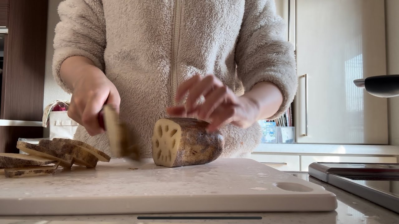今日のごはん、水餃子スープと蓮根の挟み焼き　【作業用/料理音】