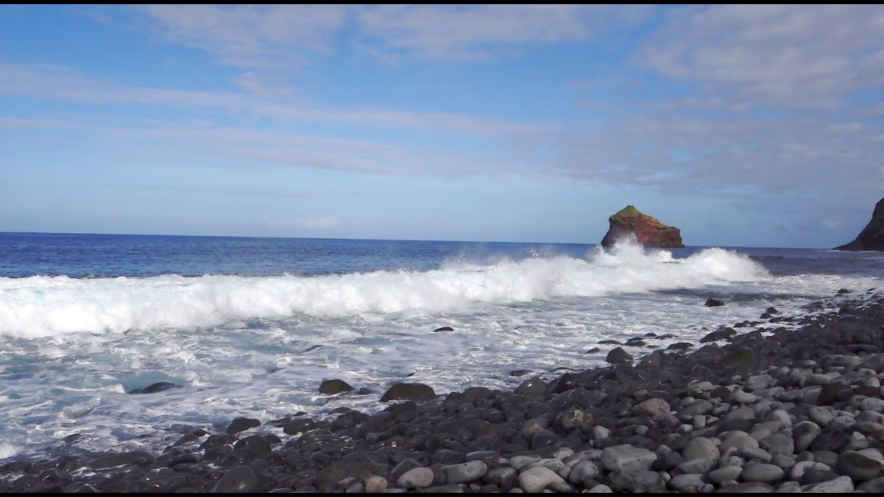 Madeiras Nordk&uuml;ste, einsamer Kiesstrand