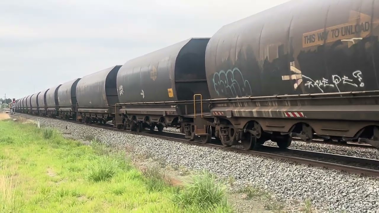Kiwirail Locomotives DXB 5051 & DC 4323 at Chapmans Rd, Woolston.