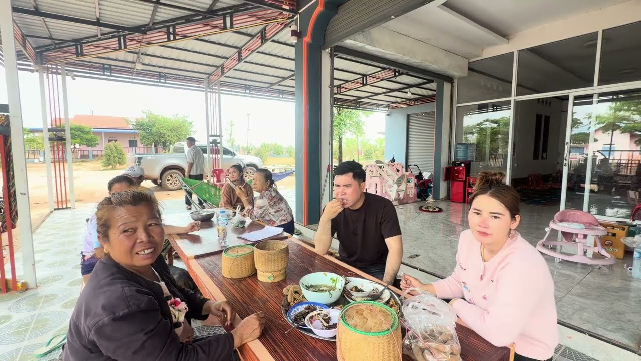 27 กุมภาพันธ์ 2569￼ บ่าวเตียงกินข้าวก่อนจะออกเดินทาง ￼