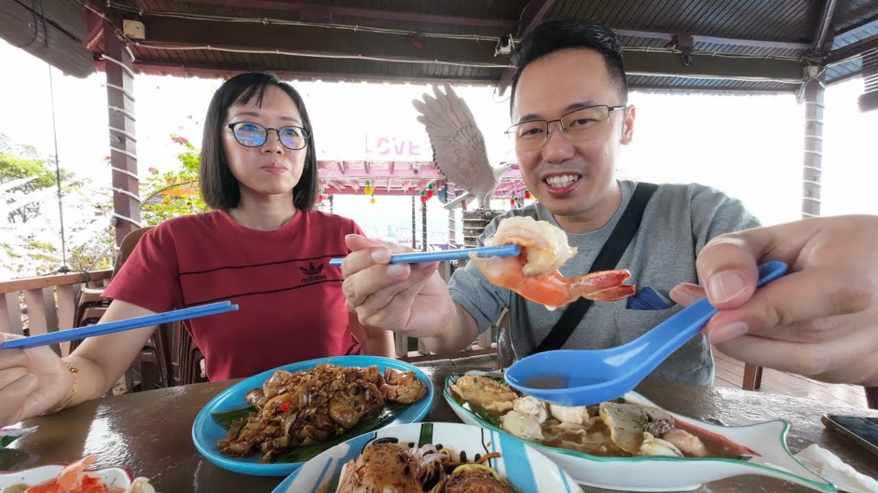 山打根森森水上屋吃海鲜，直接从海里现抓现煮，新鲜又便宜，湿炒海鲜大粉，干炒海鲜米粉，海鲜弹弓面，晚餐海鲜大餐等等 | Kampung Seafood Sim Sim