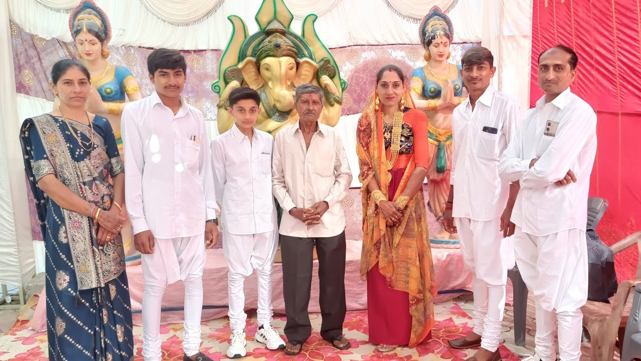 આજે તો બધા ટ્રેડિશનલ ડ્રેસમાં.